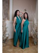 Kényelmes, zöld színű overál nyakbakötős felsőrésszel. 