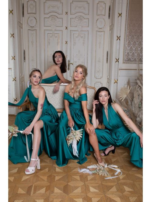 Kényelmes, zöld színű overál nyakbakötős felsőrésszel. 