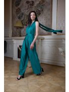 Kényelmes, zöld színű overál nyakbakötős felsőrésszel. 