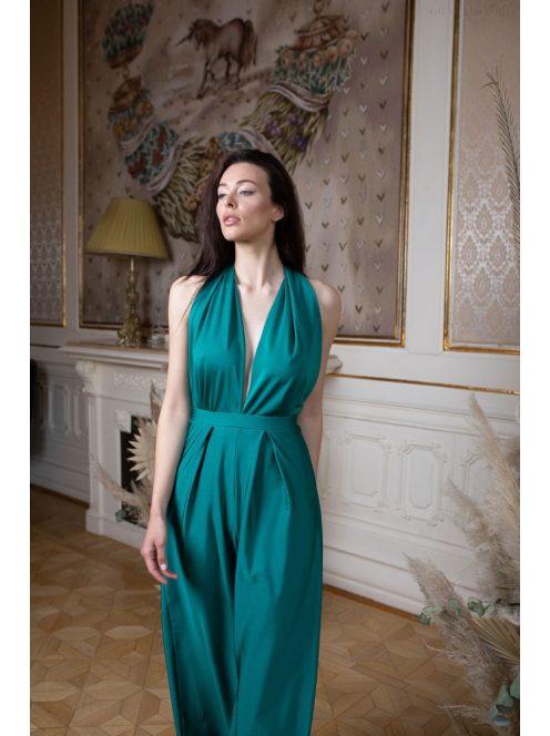 Kényelmes, zöld színű overál nyakbakötős felsőrésszel. 