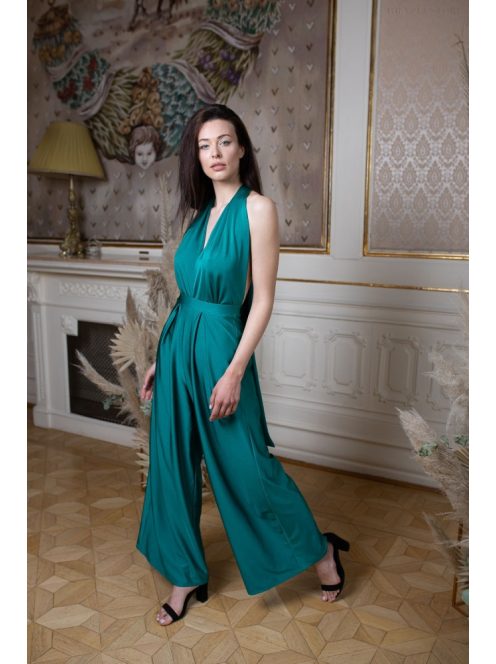 Kényelmes, zöld színű overál nyakbakötős felsőrésszel. 