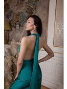 Kényelmes, zöld színű overál nyakbakötős felsőrésszel. 