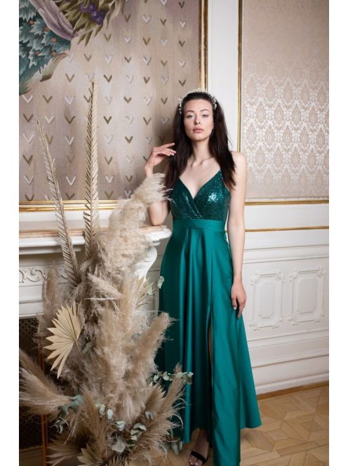 Elegáns, zöld színű ruha V kivágású, flitteres felsőrésszel. 