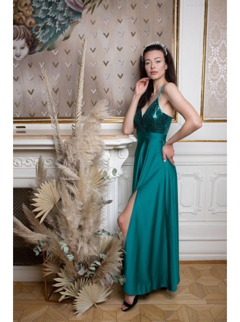 Elegáns, zöld színű ruha V kivágású, flitteres felsőrésszel. 