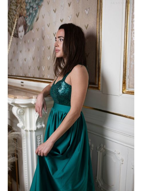 Elegáns, zöld színű ruha pántos, flitteres felsőrésszel. 