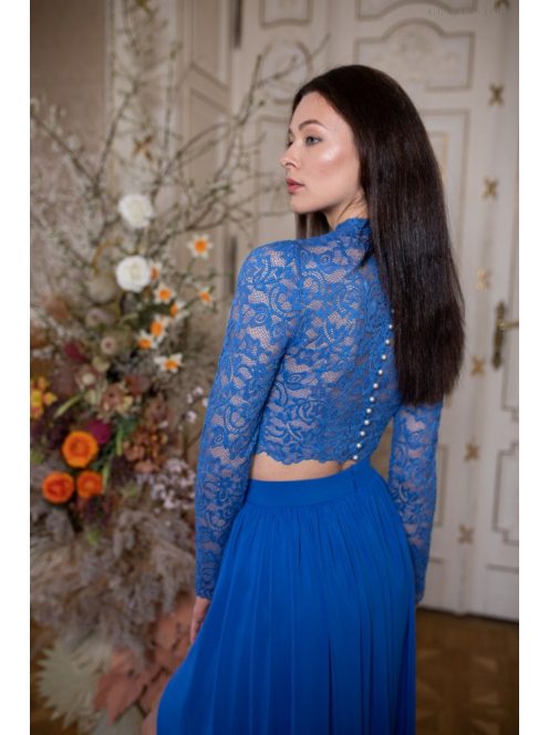 Alkalmi szetteket kiegészítő, királykék színű csipke crop top.