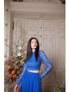 Alkalmi szetteket kiegészítő, királykék színű csipke crop top.