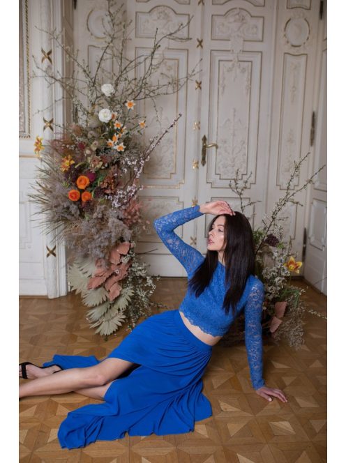 Alkalmi szetteket kiegészítő, királykék színű csipke crop top.