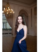 Elegáns, sötétkék színű ruha V kivágású, átlapolt mellrésszel. 