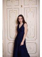 Elegáns, sötétkék színű ruha V kivágású, átlapolt mellrésszel. 