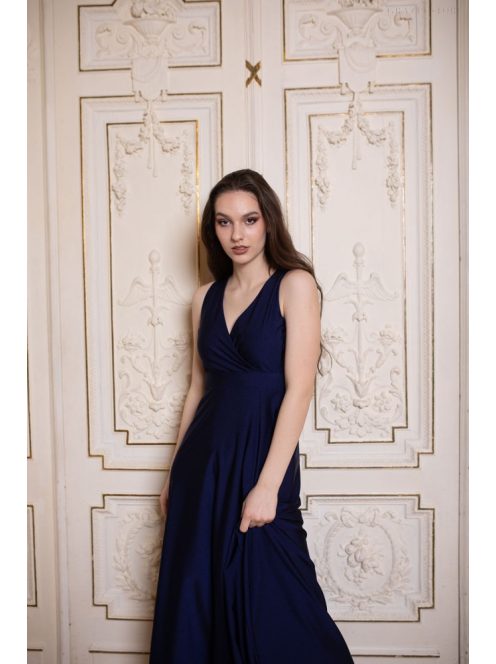 Elegáns, sötétkék színű ruha V kivágású, átlapolt mellrésszel. 