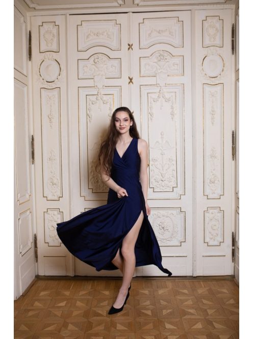 Elegáns, sötétkék színű ruha V kivágású, átlapolt mellrésszel. 