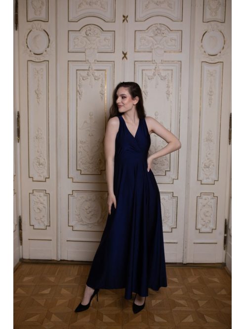 Elegáns, sötétkék színű ruha V kivágású, átlapolt mellrésszel. 