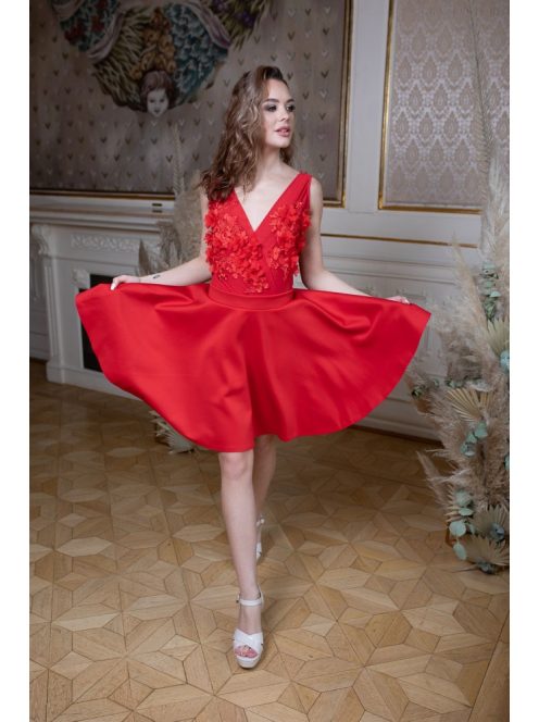 Remekül variálható, elegáns rövid szoknya piros színben. 