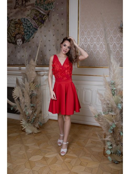 Remekül variálható, elegáns rövid szoknya piros színben. 