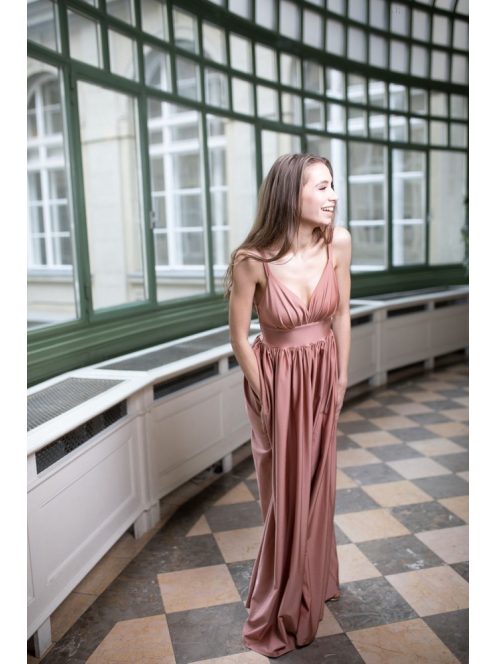 Coffee cream színű, V kivágású maxi ruha modern hercegnőknek.