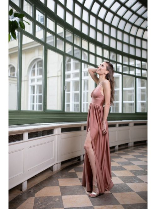 Coffee cream színű, V kivágású maxi ruha modern hercegnőknek.