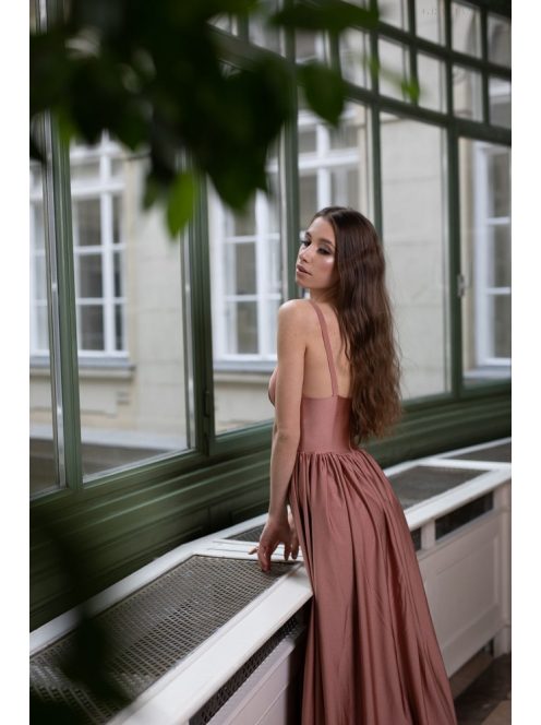 Coffee cream színű, V kivágású maxi ruha modern hercegnőknek.