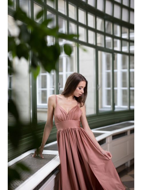 Coffee cream színű, V kivágású maxi ruha modern hercegnőknek.