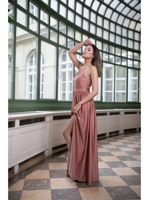 Elől-hátul zárt, ujjatlan maxi ruha – coffee cream