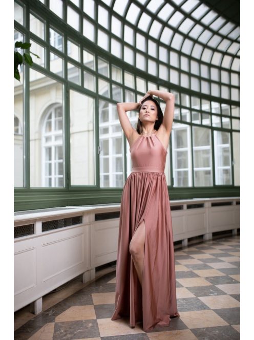 Elől-hátul zárt maxi ruha minden alkalomra, coffee cream színben. 