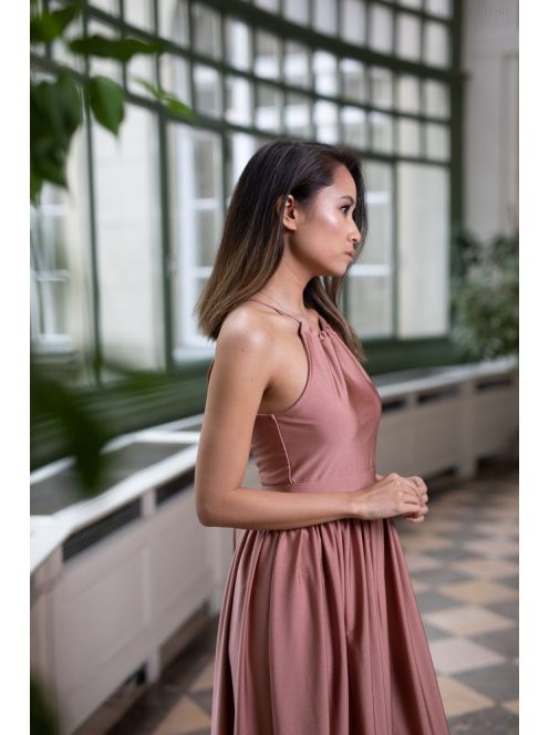 Elől-hátul zárt, ujjatlan maxi ruha – coffee cream