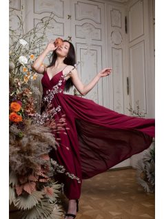 Elegáns, bordó színű ruha V kivágású, átlapolt felsőrésszel. 