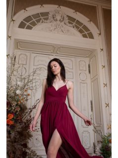 Elegáns, bordó színű ruha V kivágású, átlapolt felsőrésszel. 