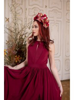 Elől-hátul csepp alakban kivágott bordó színű alkalmi ruha. 