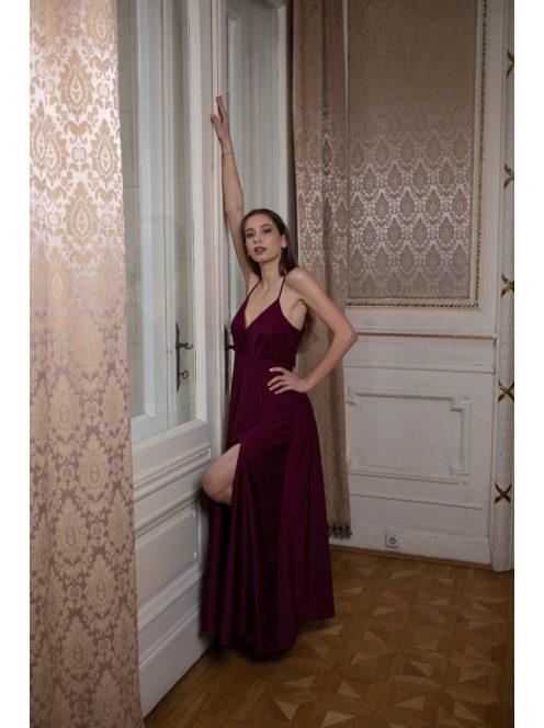 Elegáns, bordó színű ruha V kivágású, átlapolt felsőrésszel. 