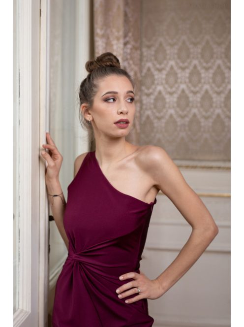 Csavart elejű, szűk fazonú ruha – bordó