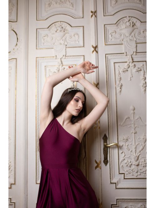 Kényelmes, bordó színű overál nyakbakötős felsőrésszel. 