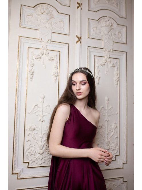 Kényelmes, bordó színű overál nyakbakötős felsőrésszel. 