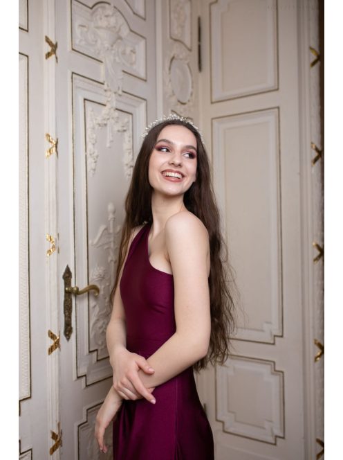 Kényelmes, bordó színű overál nyakbakötős felsőrésszel. 