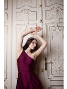 Kényelmes, bordó színű overál nyakbakötős felsőrésszel. 