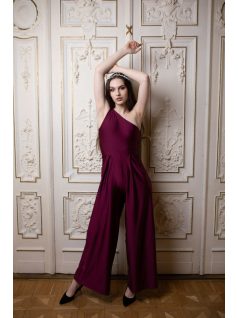 Kényelmes, bordó színű overál nyakbakötős felsőrésszel. 