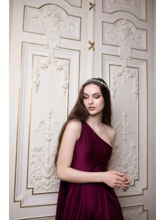 Kényelmes, bordó színű overál nyakbakötős felsőrésszel. 