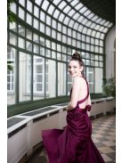 Többféleképpen köthető, bordó színű maxi ruha alkalmakra. 