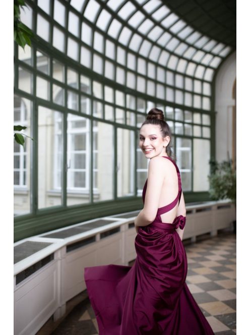 Többféleképpen köthető, bordó színű maxi ruha alkalmakra. 