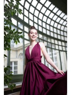 Többféleképpen köthető, bordó színű maxi ruha alkalmakra. 