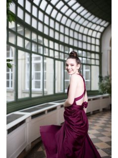 Többféleképpen köthető, bordó színű maxi ruha alkalmakra. 