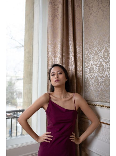 Féloldalas pántos maxi ruha – bordó