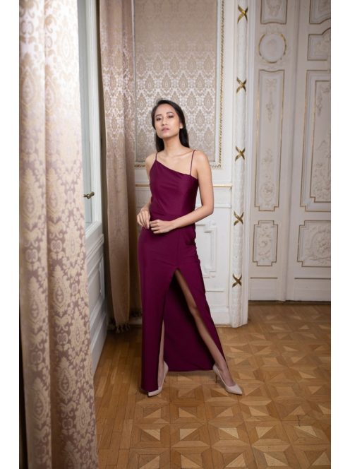 Féloldalas pántos maxi ruha – bordó