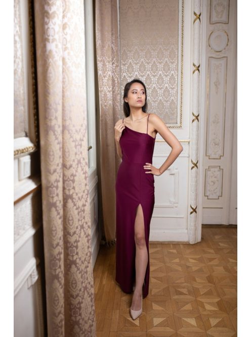 Bordó színű, alkalmi maxi ruha féloldalas felsőrésszel. 