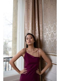 Féloldalas pántos maxi ruha – bordó