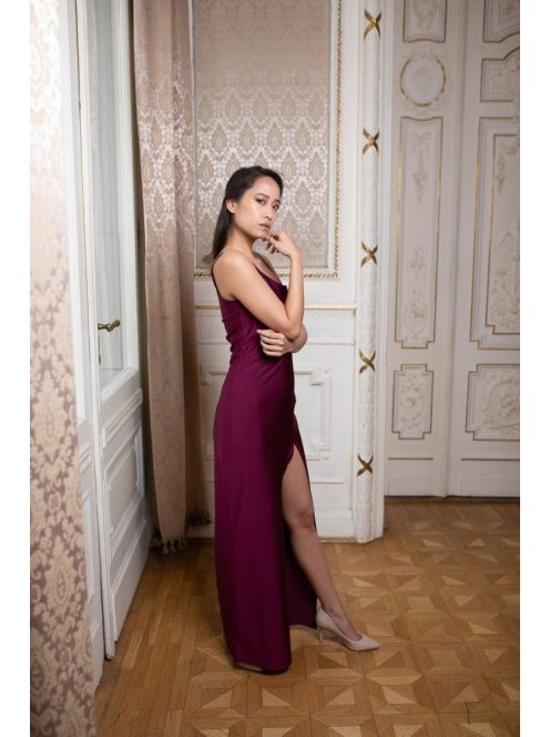 Féloldalas pántos maxi ruha – bordó