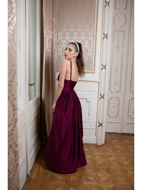 Bordó színű, v kivágású maxi ruha modern hercegnőknek.