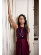 Elől-hátul csepp alakban kivágott bordó színű alkalmi ruha. 
