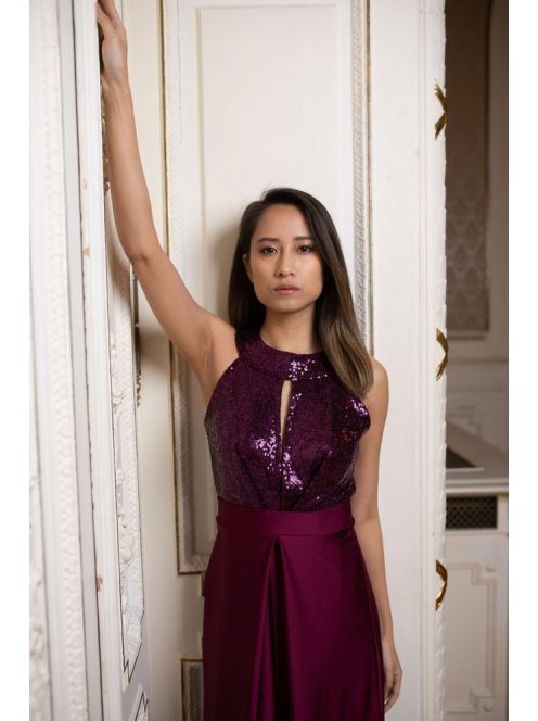 Elől-hátul csepp alakban kivágott bordó színű alkalmi ruha. 