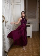 Elől-hátul csepp alakban kivágott bordó színű alkalmi ruha. 